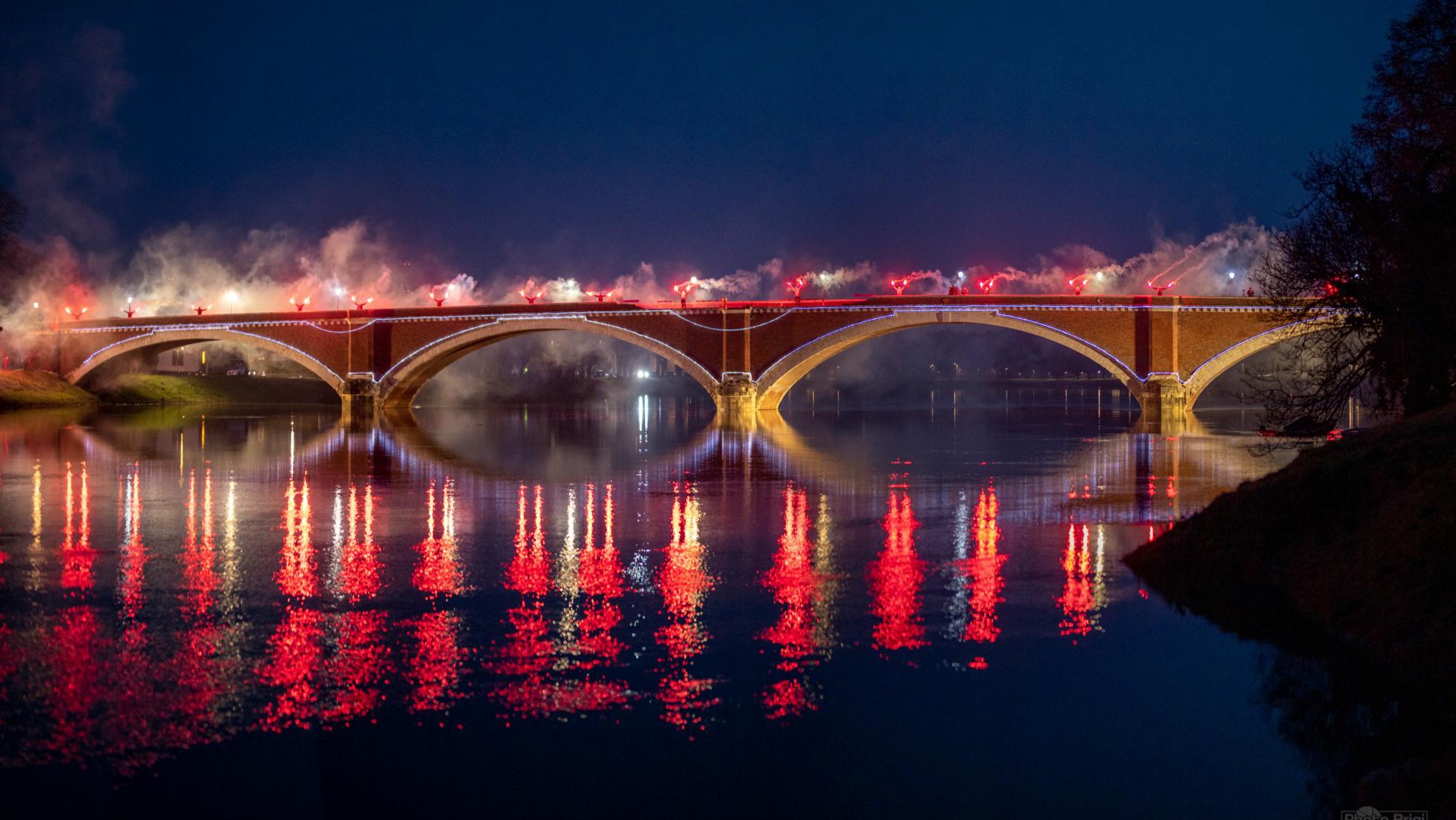 VIDEO: Prebivalci Siska z veličastno bakljado zahvalili za pomoč po potresu