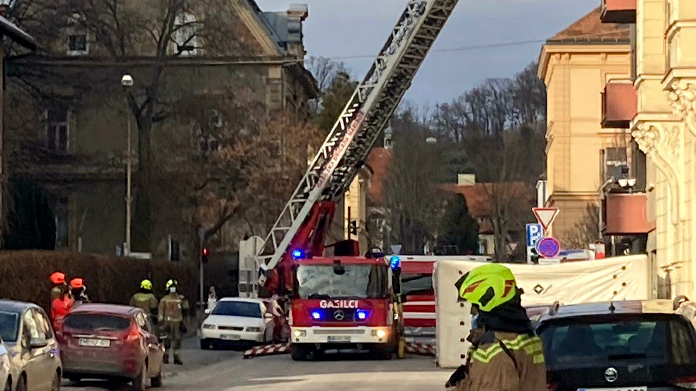 FOTO: V centru mesta intervencija gasilcev z lestvijo