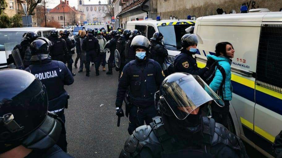 Nasilje pred bivšo ljubljansko tovarno Rog