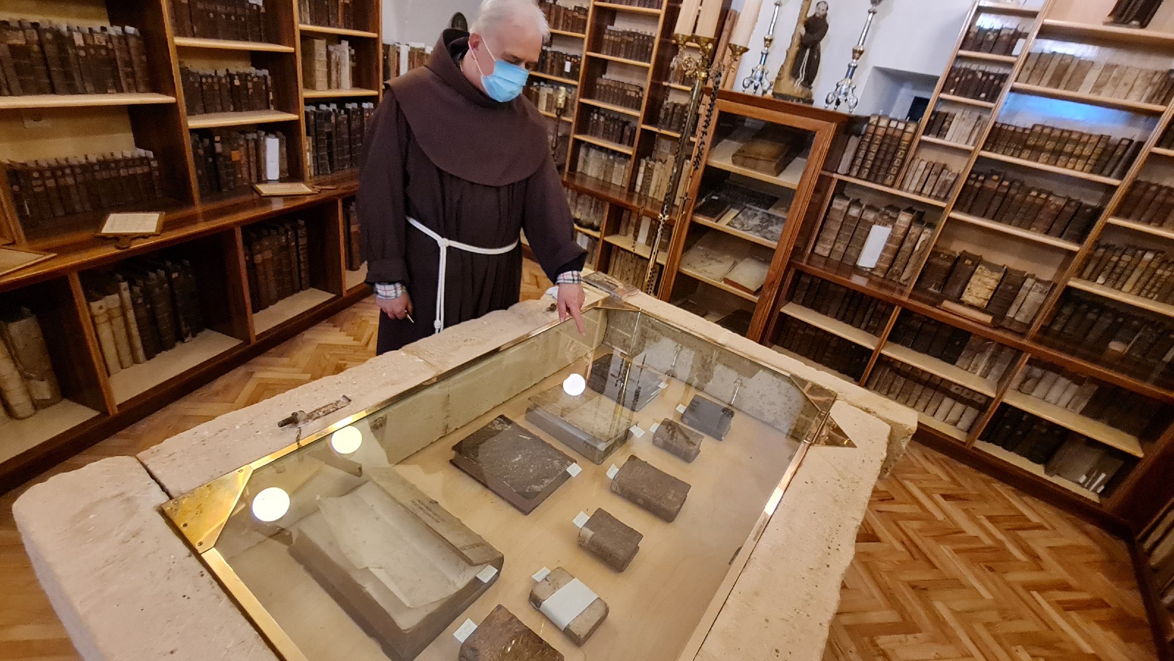FOTO: V nekdanji ječi trojiškega frančiškanskega samostana hranijo dragocene zbirke