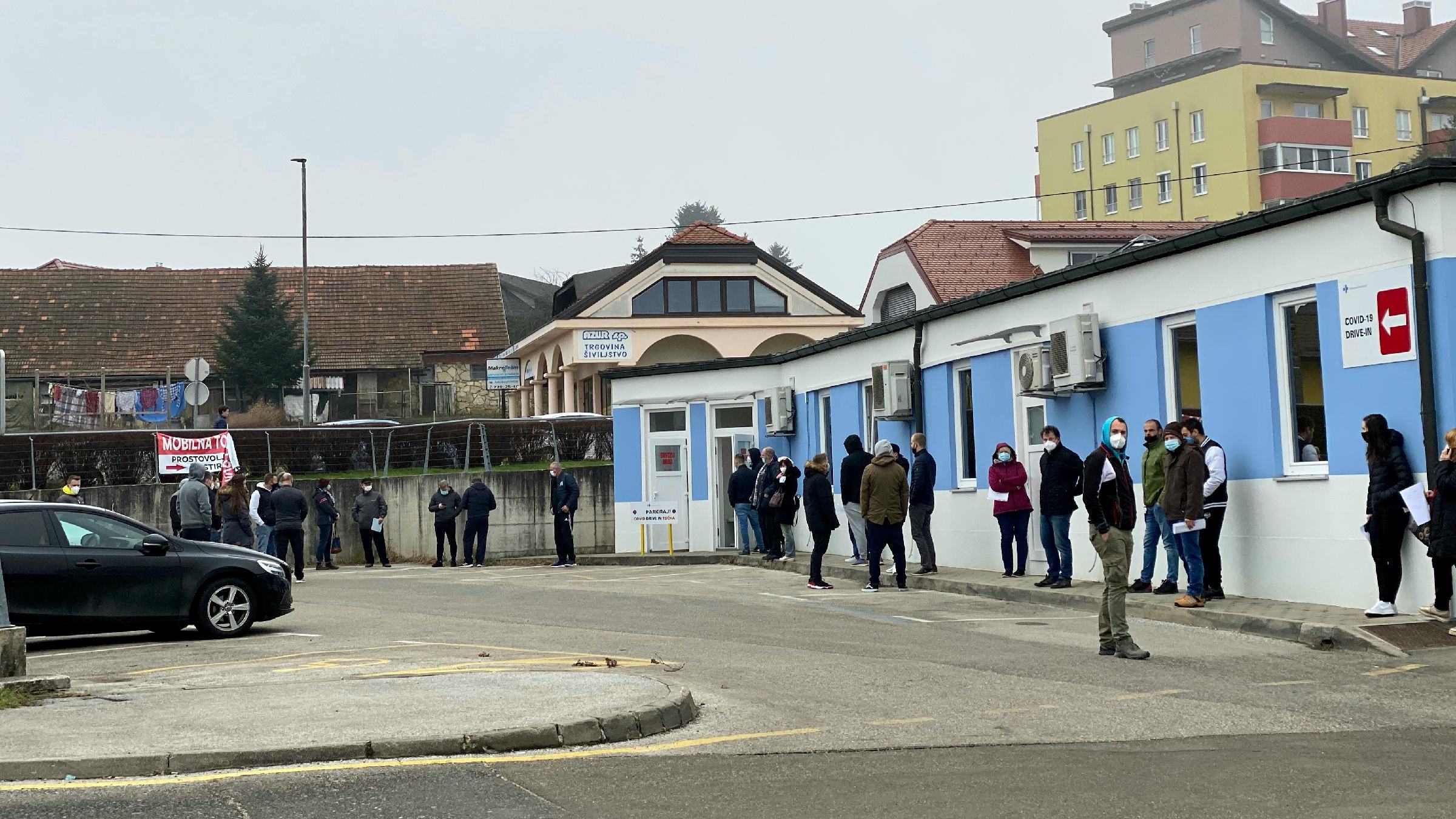 V Lenartu danes delavci migranti v vrsti čakali na testiranje