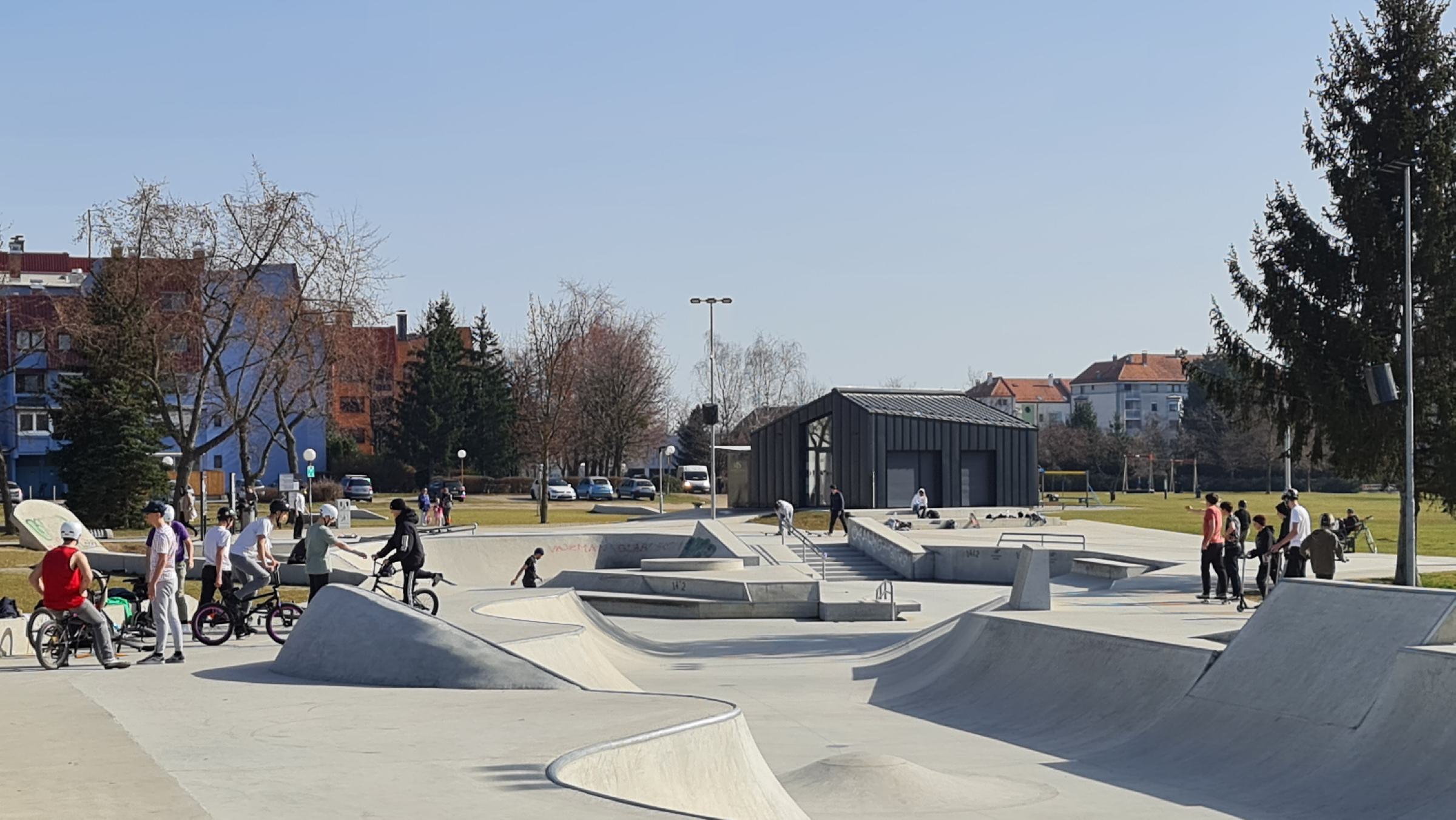 Šole kažejo s prstom: Veliko karanten posledica neodgovornih stikov v popoldanskem času