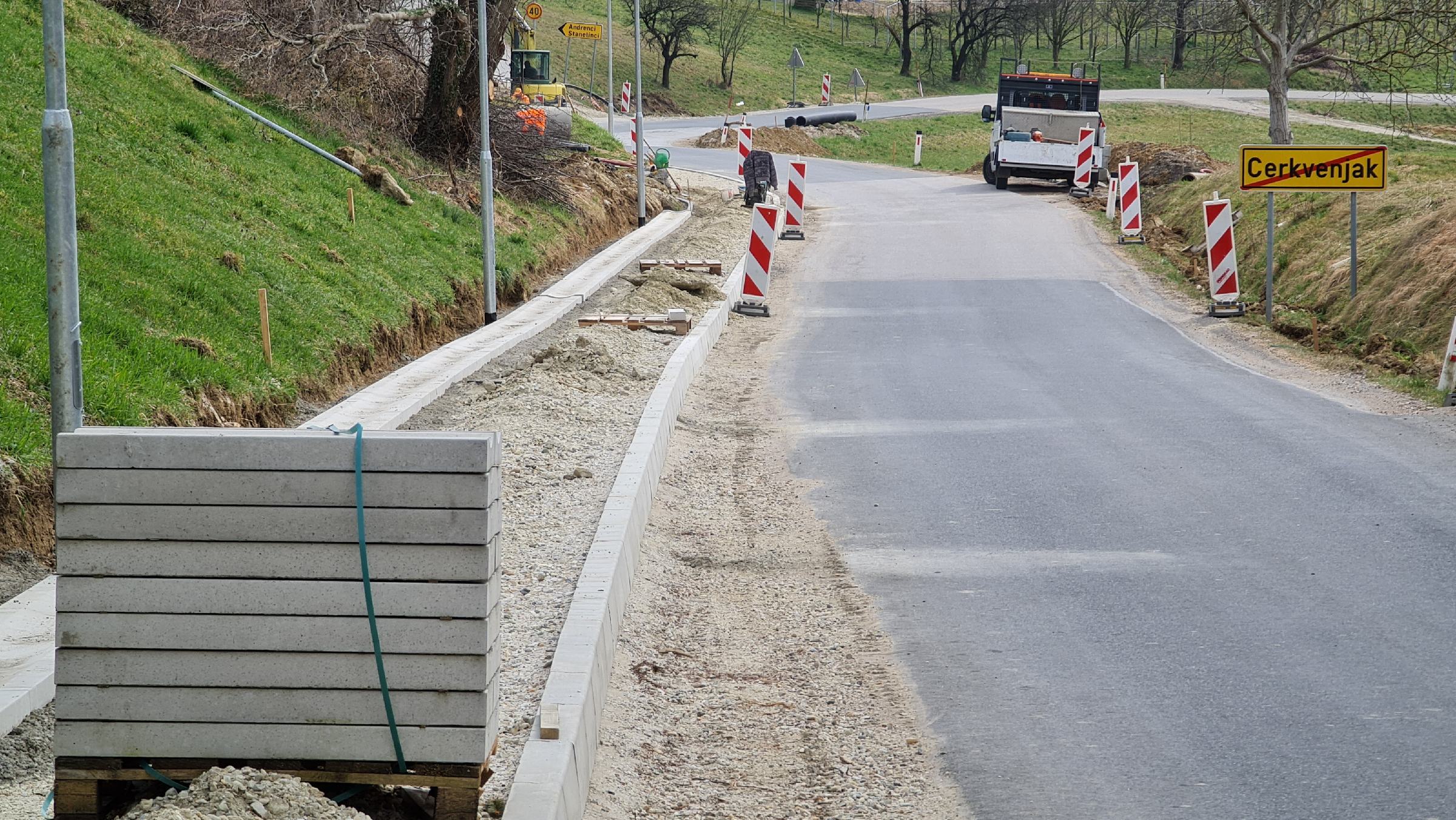 Po obnovi državne ceste skozi center občine v Cerkvenjaku z direkcijo v nove projekte