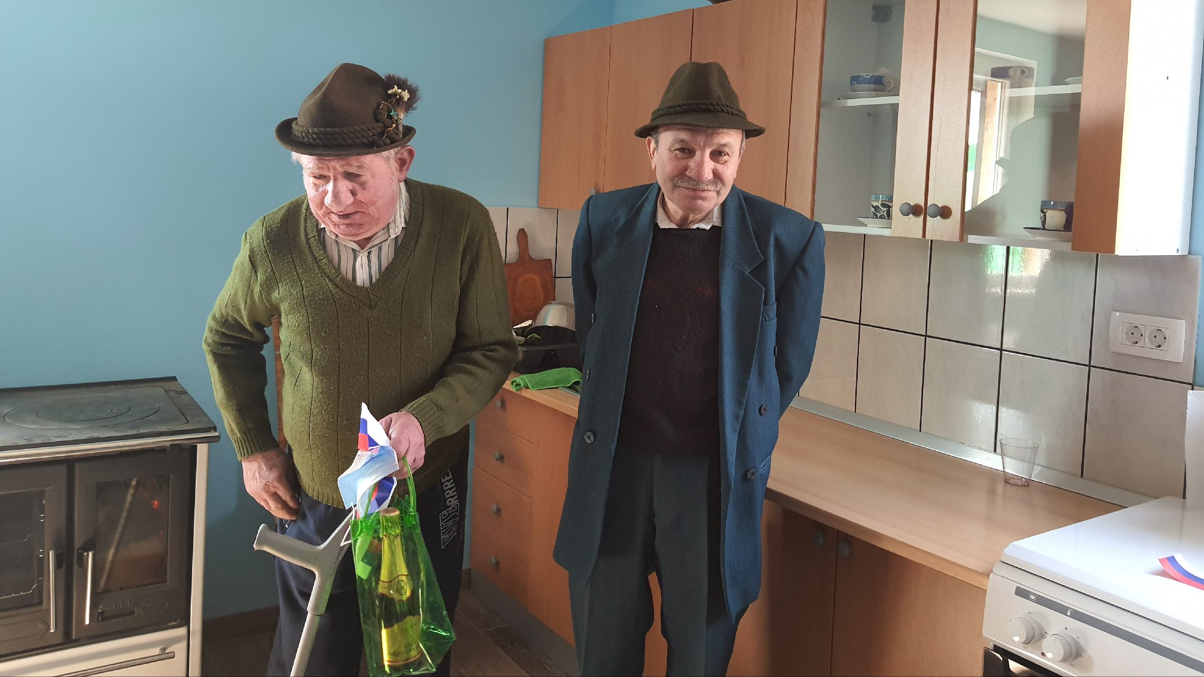 FOTO in VIDEO: Prostovoljci Feliksu in Ivanu uredili nov, topel dom