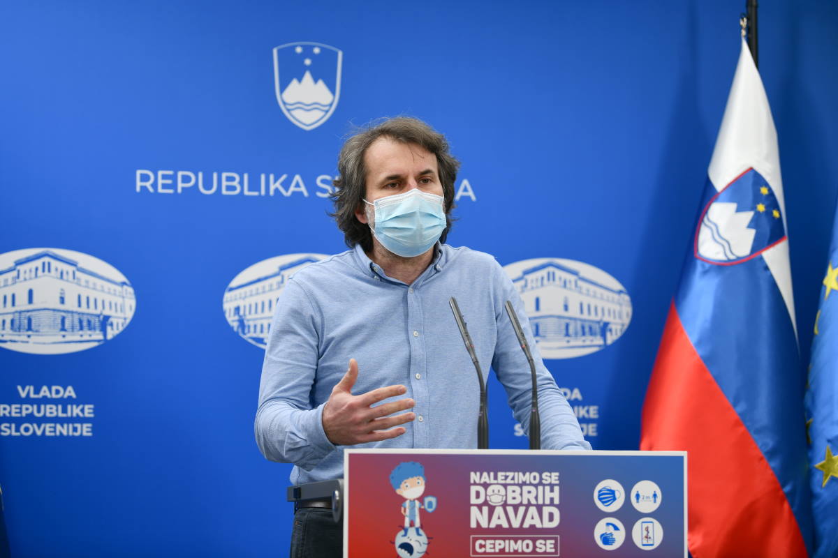 Pokorn: Ni dokazov, da bi bilo nošenje mask nevarno za otroke