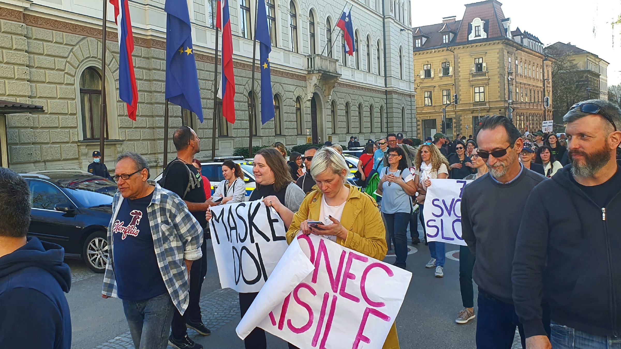 FOTO: Protestniki odločno proti protikoronskih ukrepom