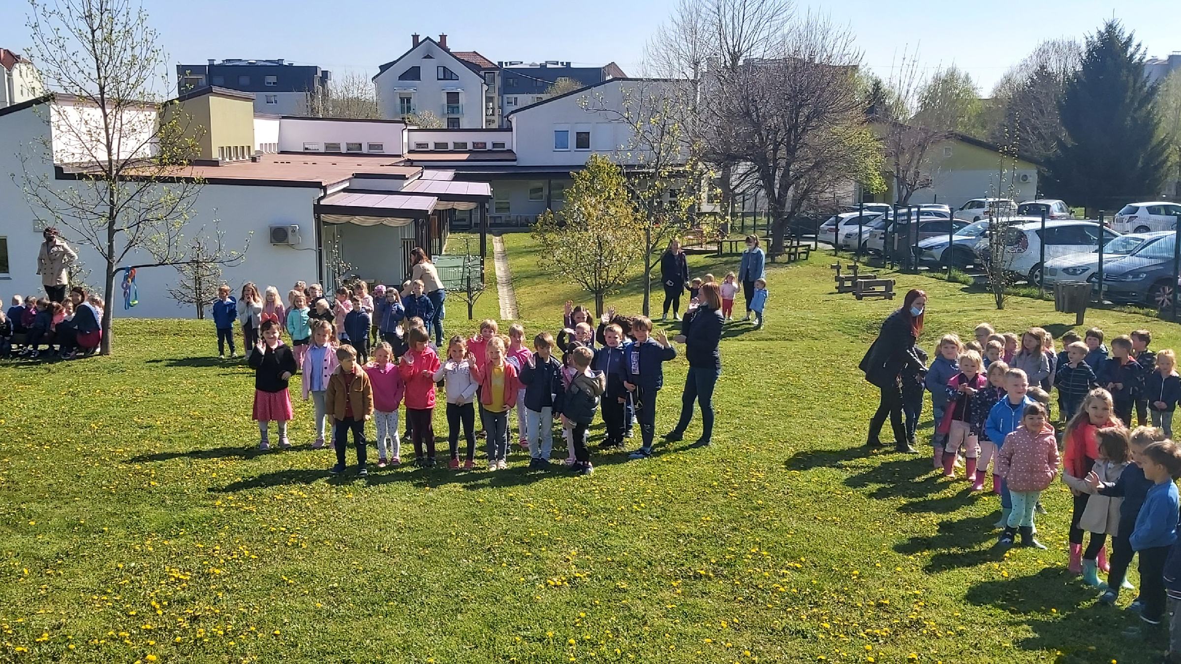 FOTO in VIDEO: 290 otrok lenarškega vrtca zapelo s srci