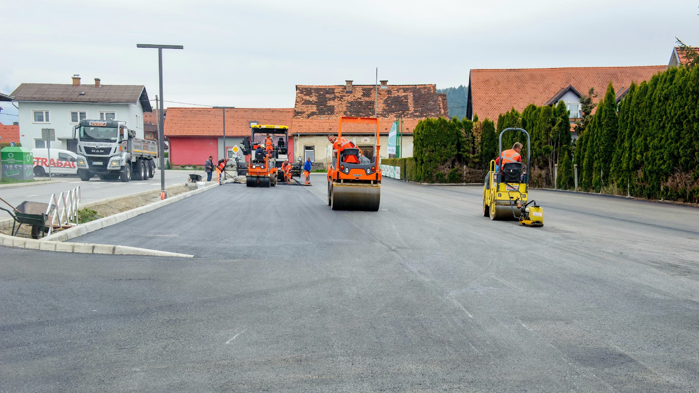 FOTO: Edino parkirišče v Selnici dobilo asfaltno prevleko