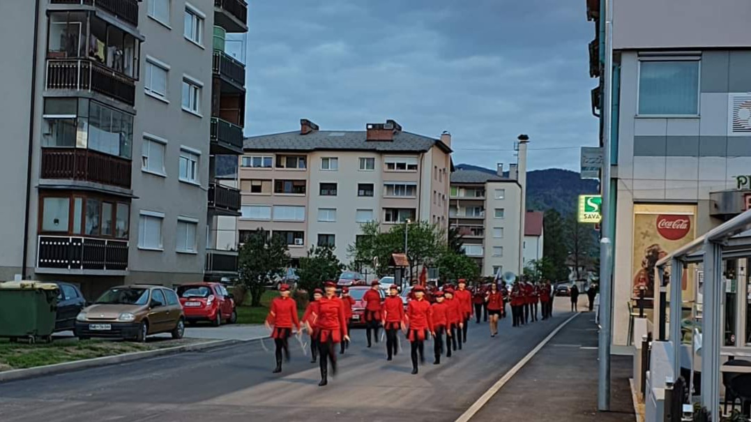 FOTO in VIDEO: Številni godbeniki to jutro igrajo v živo, tudi v Rušah