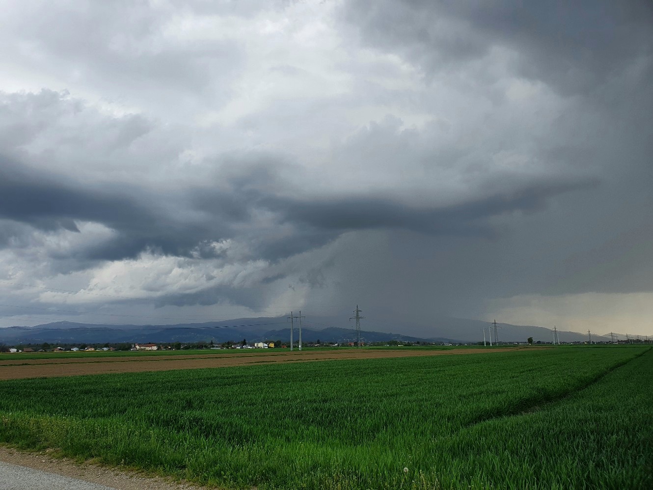 Vremenska fronta in visoka vlažnost: Našim krajem spet grozijo hujše nevihte (Možna tudi toča)