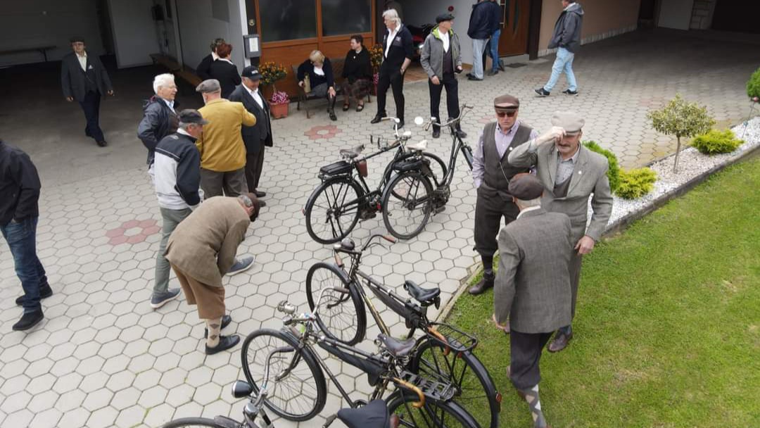 FOTO: Srečanja s starodobnimi kolesi se je udeležilo 70 kolesarjev