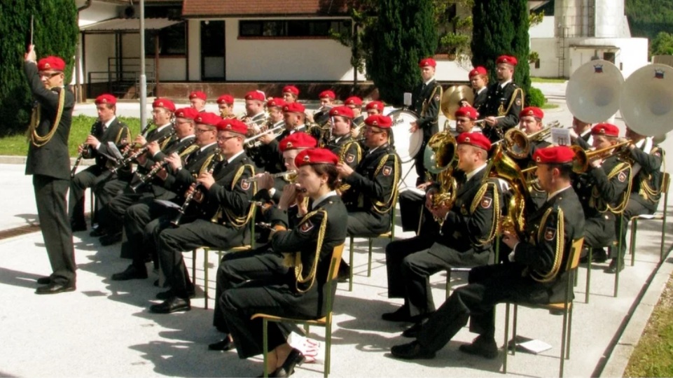 V Pesnico prihaja Orkester Slovenske vojske z Nušo Derenda