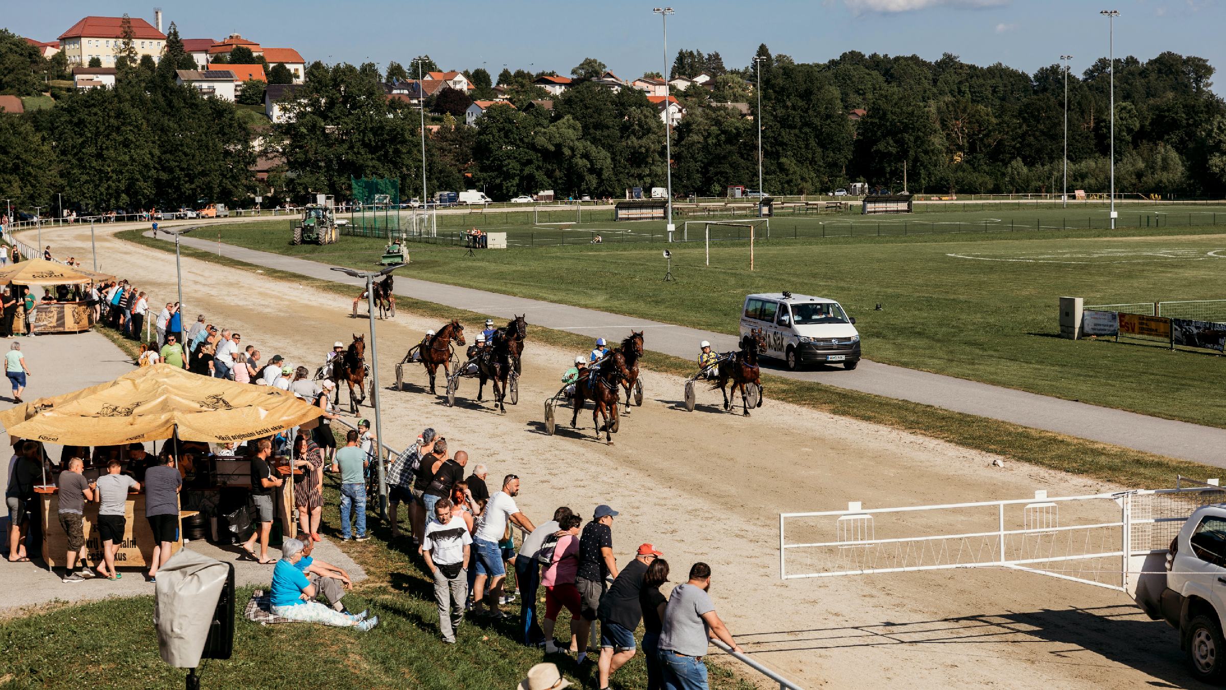 FOTO in VIDEO: Na lenarškem hipodromu se je znova prašilo za kasači