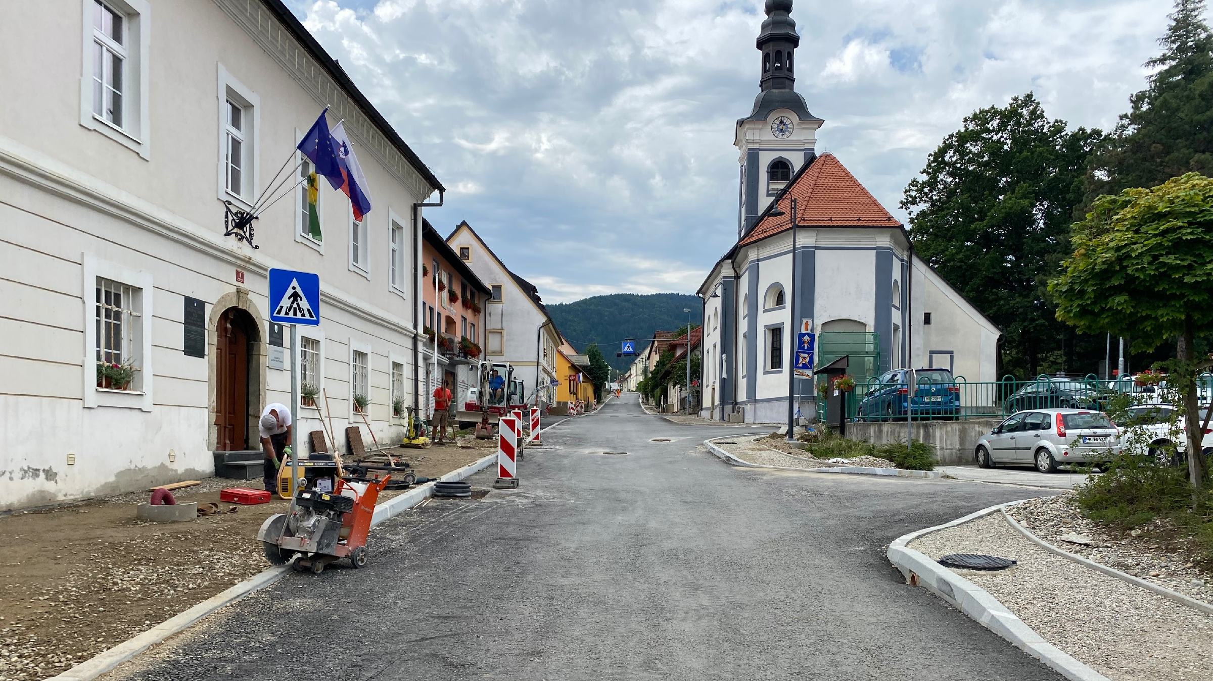 FOTO: Rok za rekonstrukcijo ceste skozi Lovrenc podaljšali do konca septembra