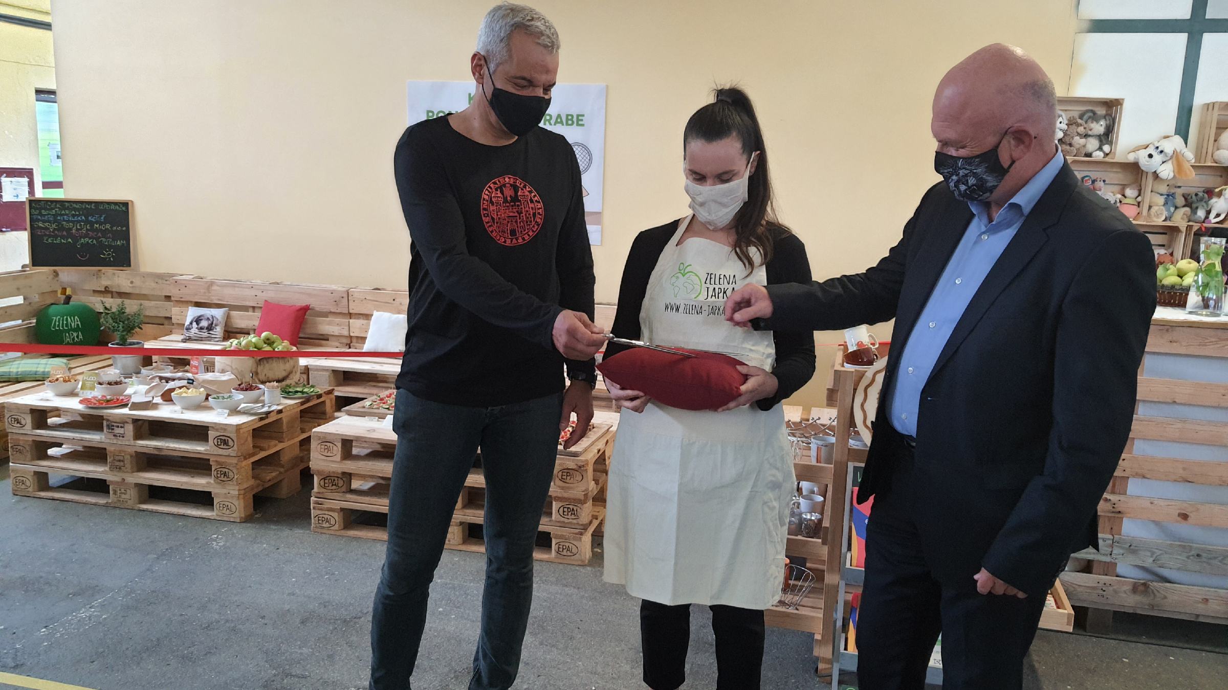 FOTO: Na Mali tržnici bomo lahko odslej izmenjavali rabljene predmete