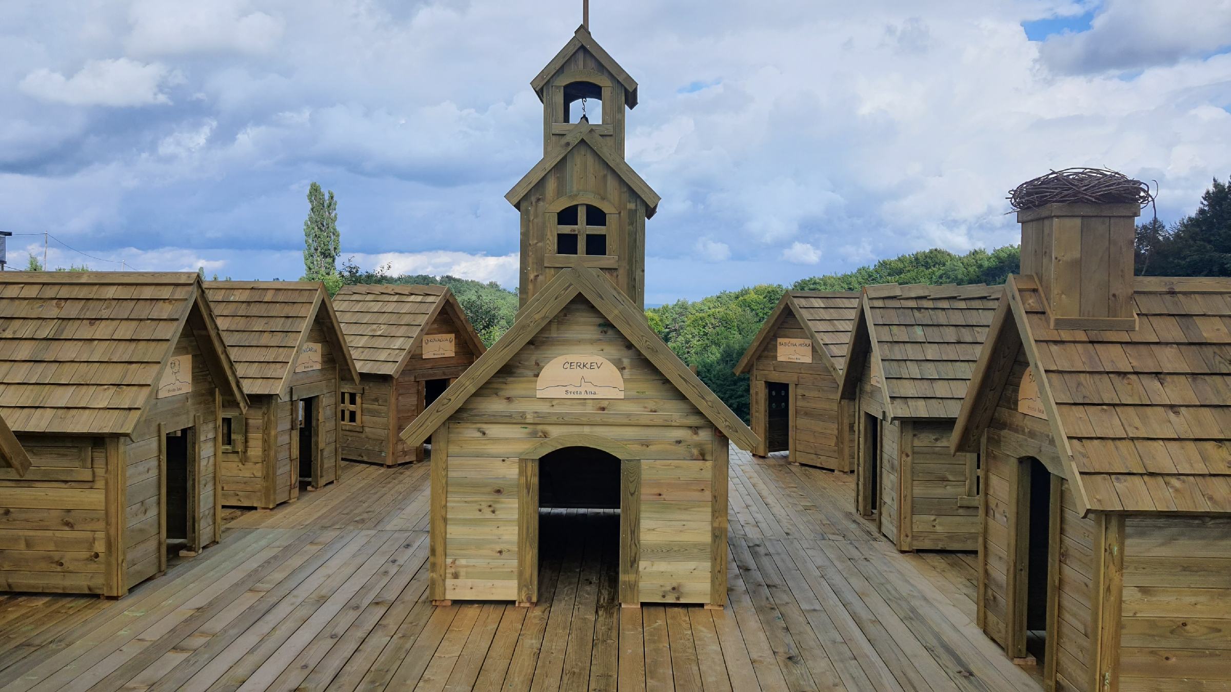 FOTO: V Parku generacij postavili lesene miniaturne hišice