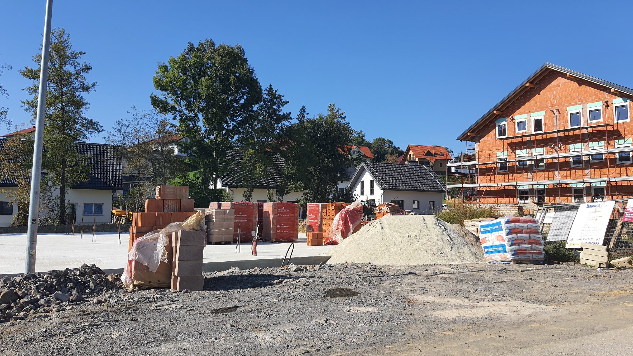 FOTO: V Benediktu začenjajo z gradnjo še enega stanovanjskega bloka