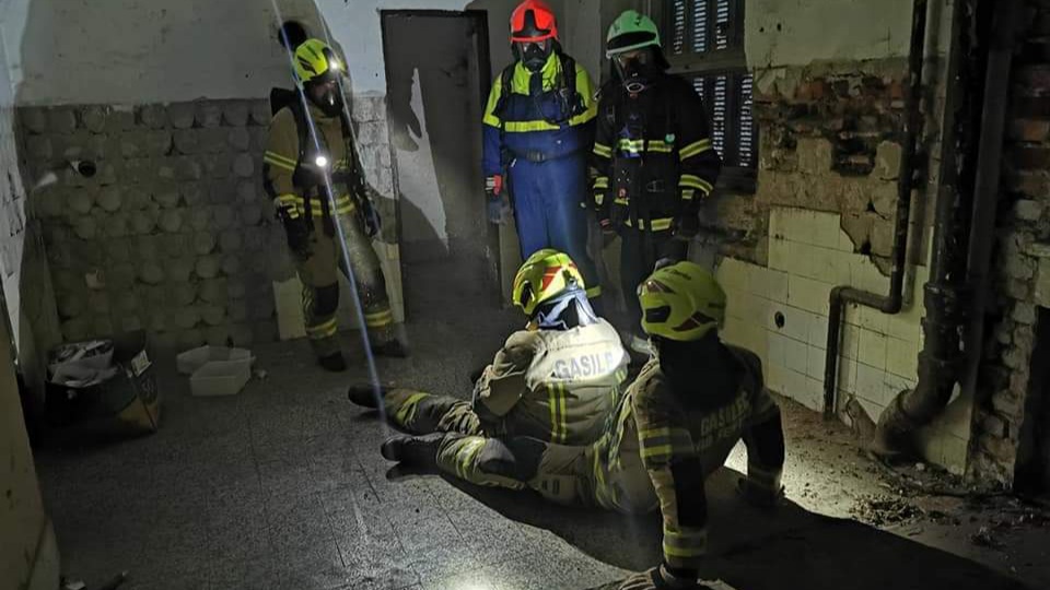 FOTO: Šentiljski gasilci prikazali reševanje ponesrečenca iz karavle