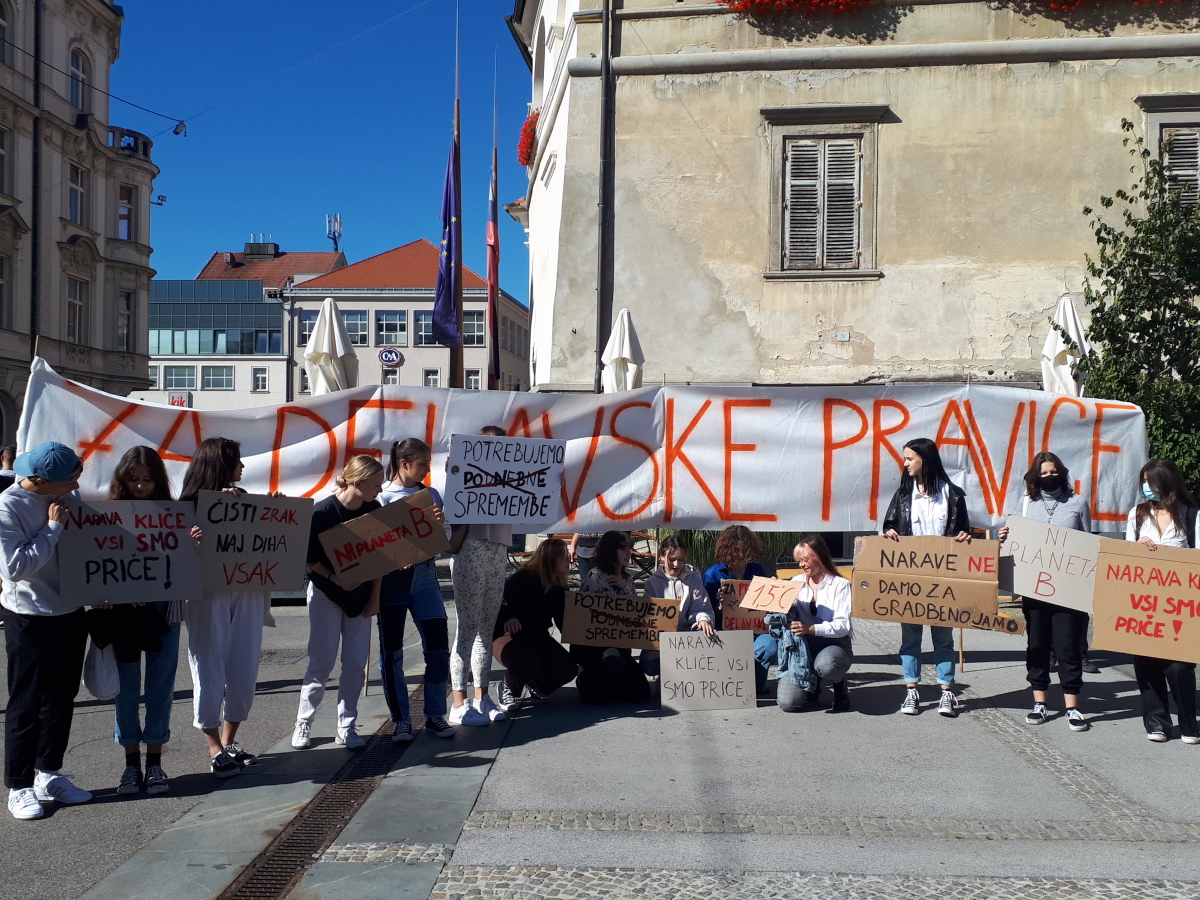FOTO in VIDEO: Na Trgu svobode protestirali mladi Mariborčani