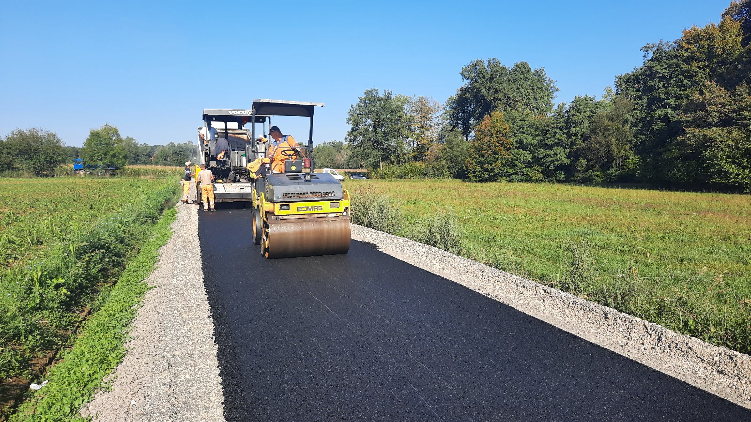 FOTO: V anovski občini letos številni cestni odseki z novim asfaltom