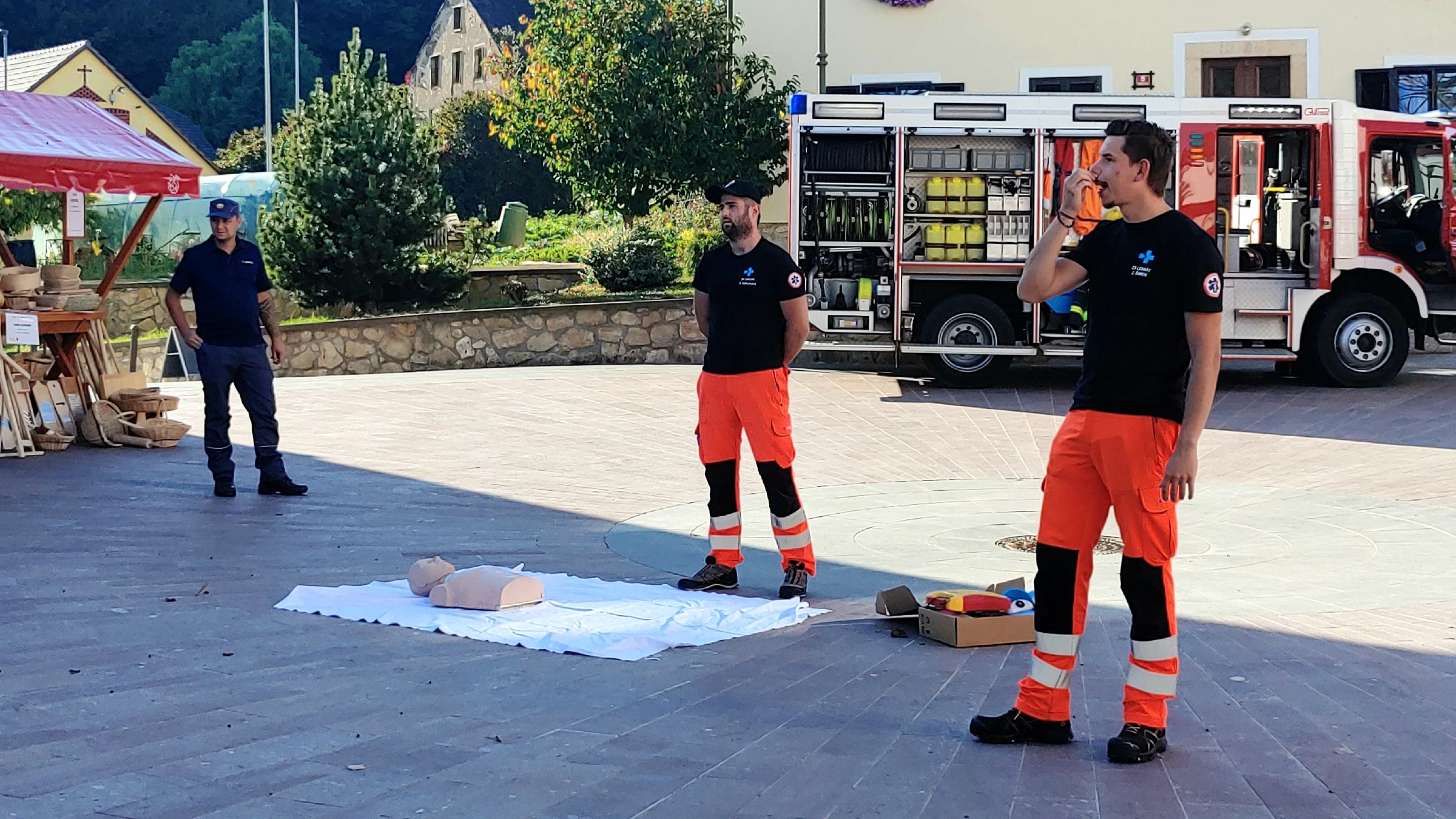 FOTO: Na tržnici v Jurovskem Dolu prikazali tudi delovanje defibrilatorja