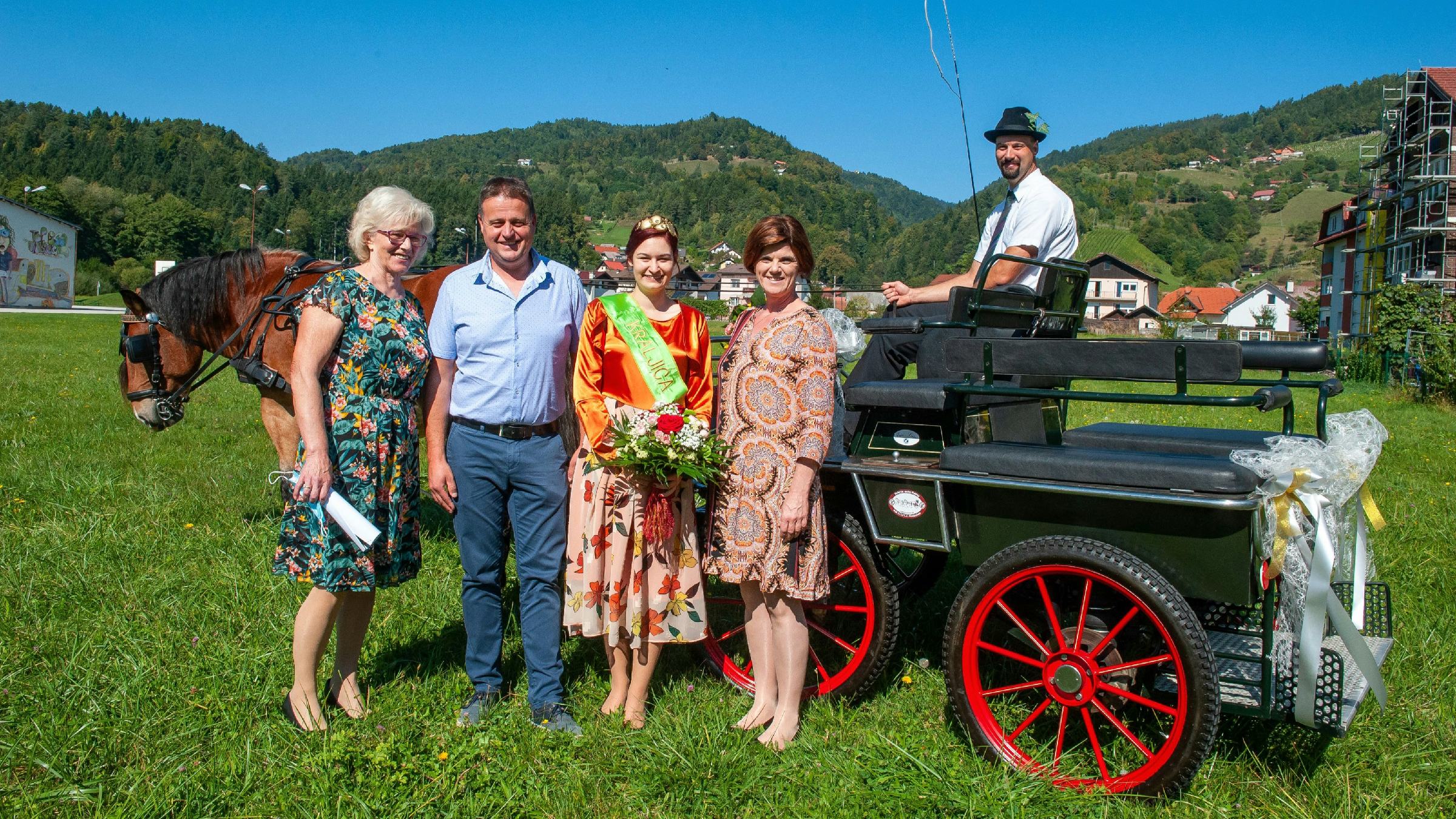 FOTO: Selniški kraljici jabolk podaljšali mandat