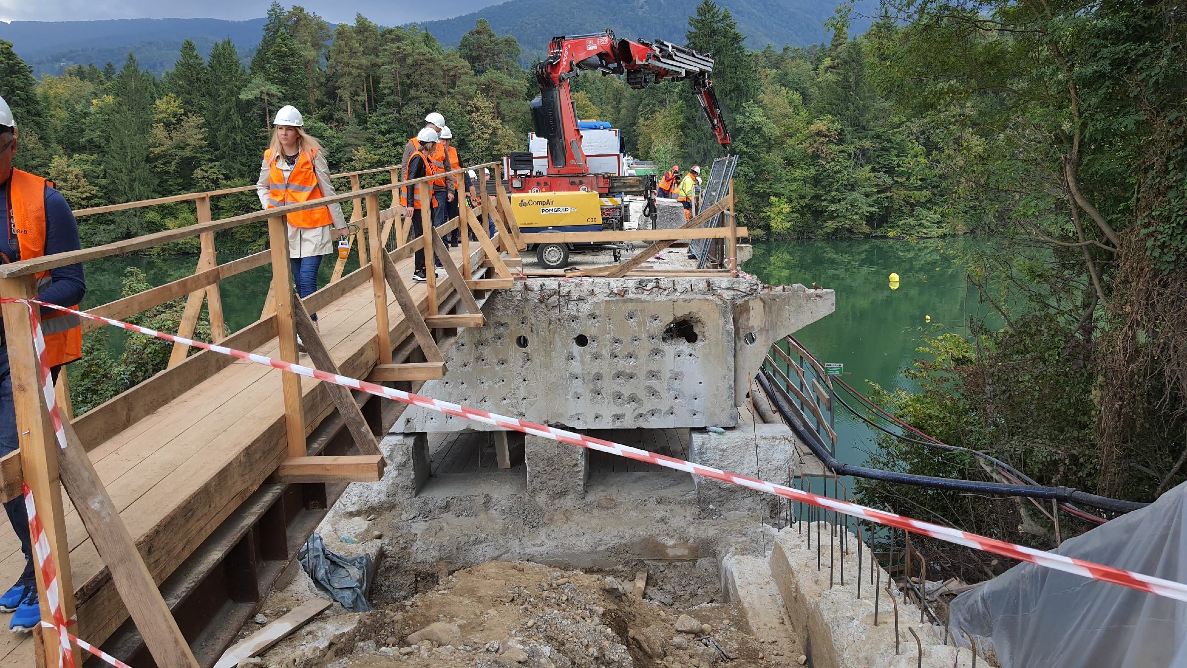 FOTO in VIDEO: Na ruškem mostu po postavitvi odra že izvajajo posege v nosilno konstrukcijo
