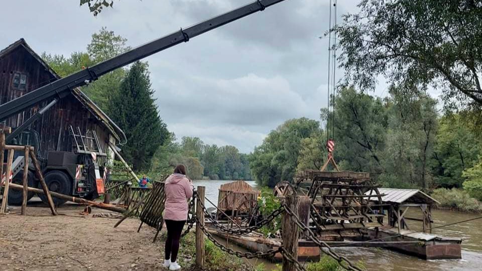 FOTO: Kolo Babičevega mlina dvignili s pomočjo vojske, obnavljali ga bodo kar ob rečni strugi