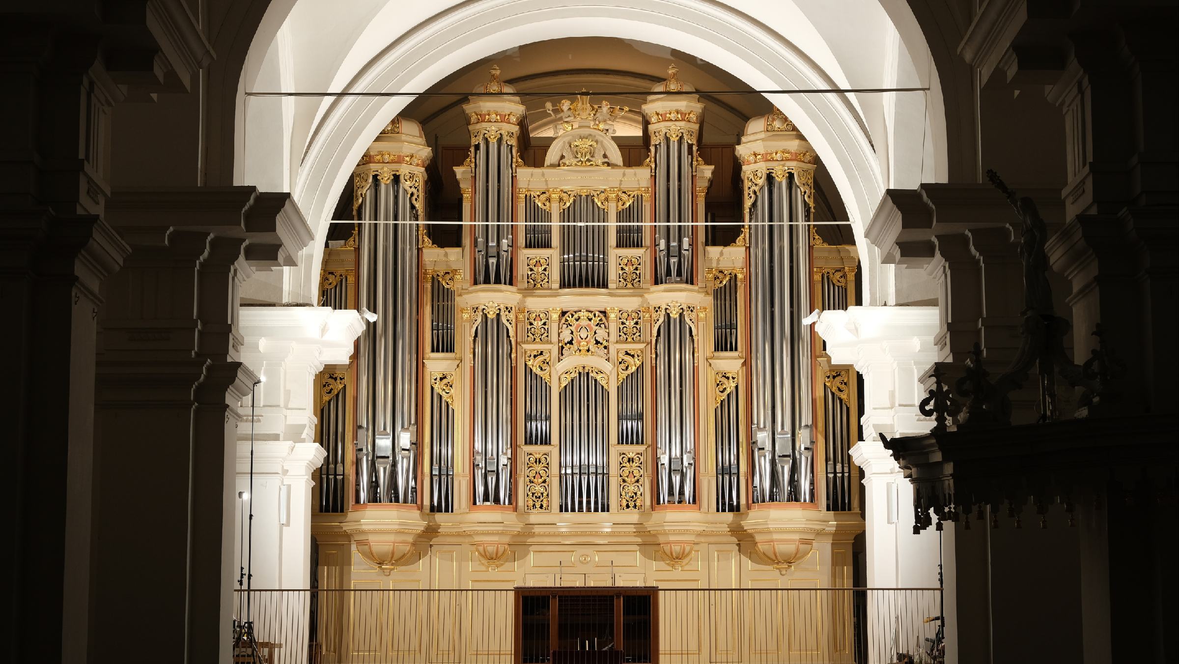 FOTO: Orglarska delavnica v Hočah popravila in obnovila največje cerkvene orgle