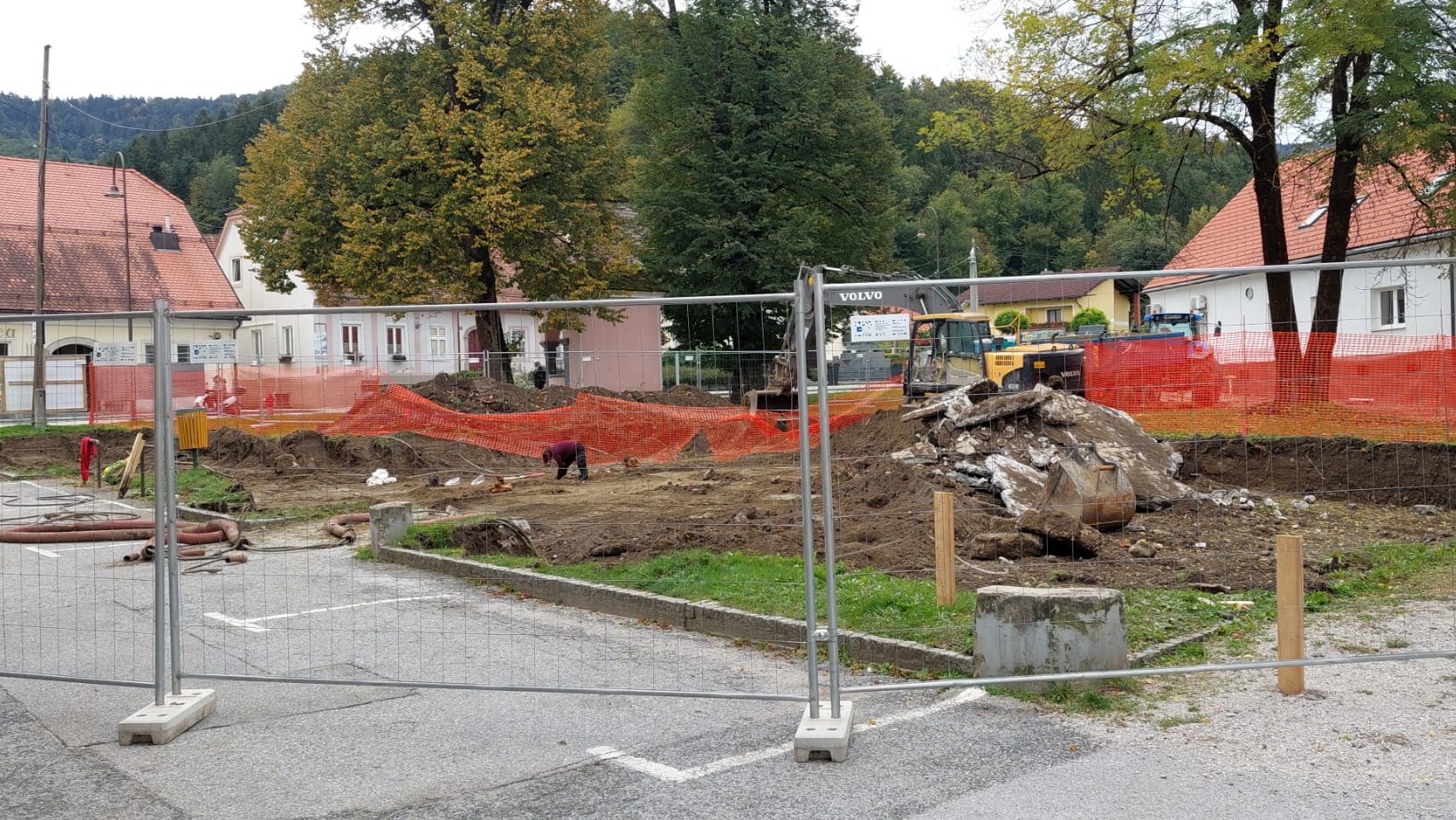 Skeletni ostanki v Rušah so mlajše starosti, dela na trgu še vedno zaustavljena