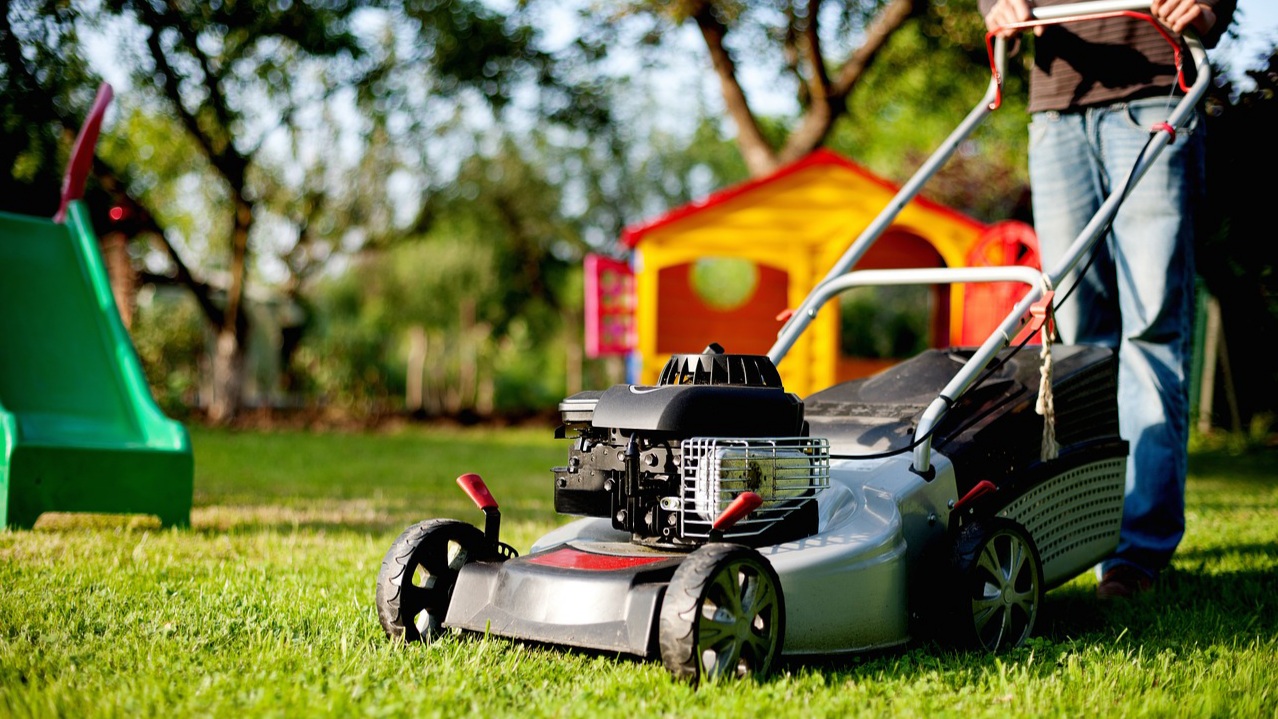 Štajerska: Moški padel med košnjo trave in se hudo poškodoval