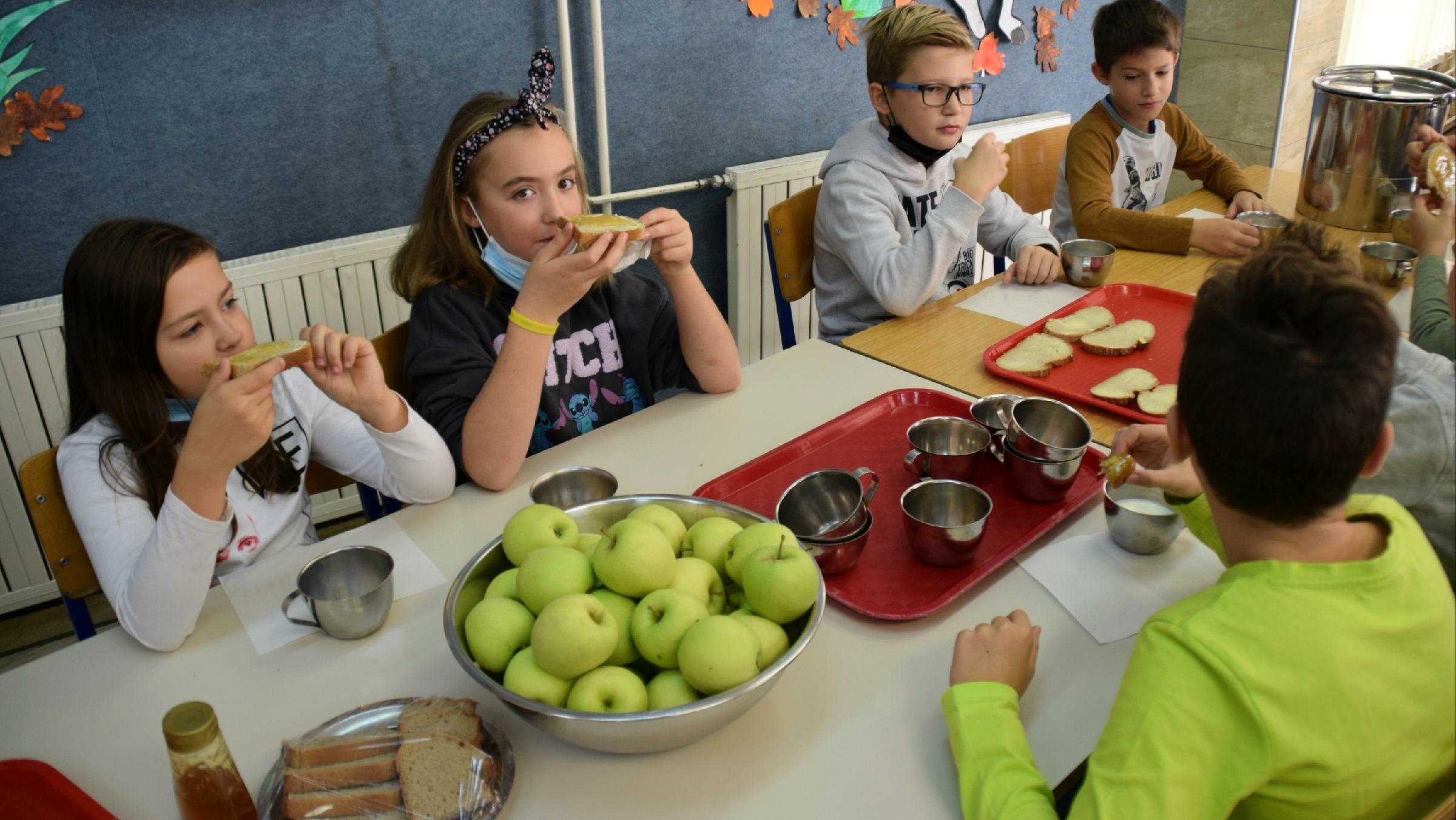 FOTO: Tradicionalni slovenski zajtrk za selniške osnovnošolce v znamenju jabolk
