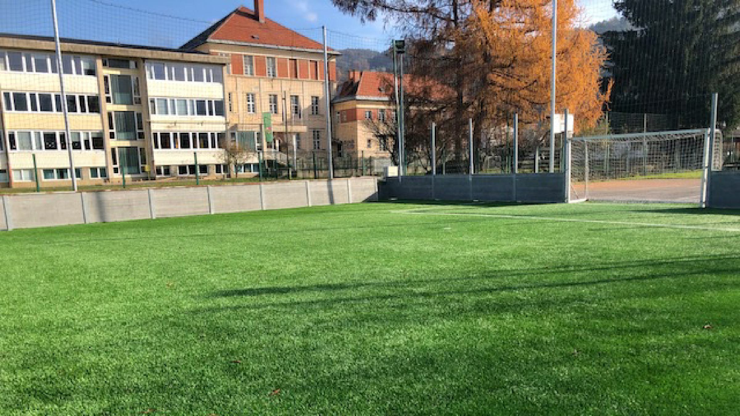 FOTO: Igrišče pri šoli z novo umetno travo, nove športne površine tudi na Smolniku