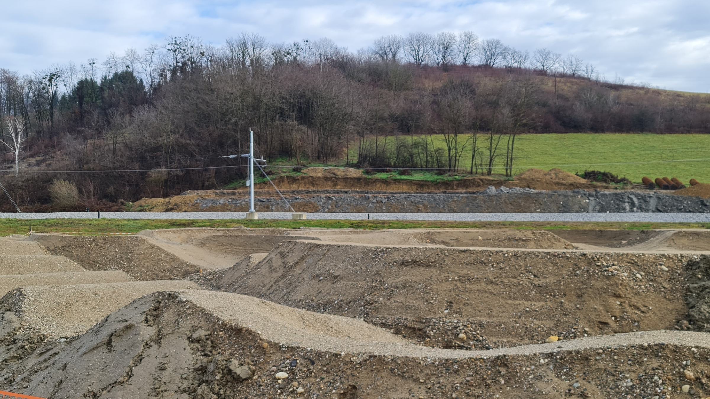 FOTO: Pumptrack steza v Pesnici kmalu končana, začenjajo se še druga dela