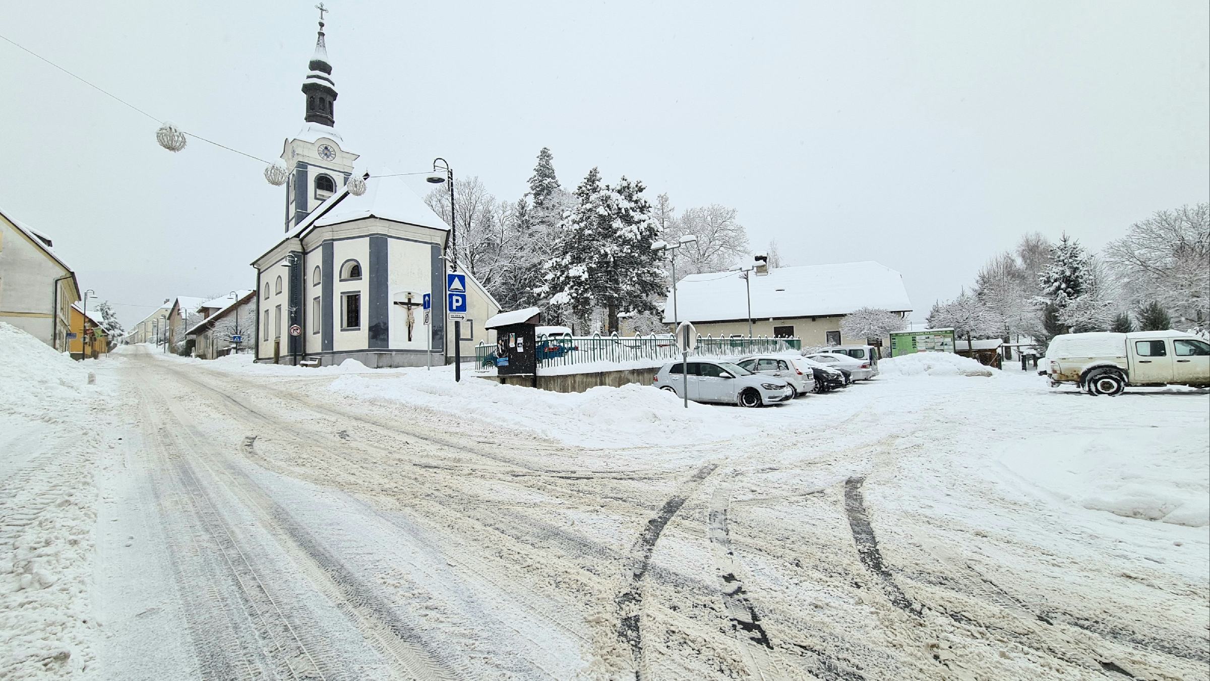 FOTO: Snežna idila v decembrsko razsvetljenem Lovrencu