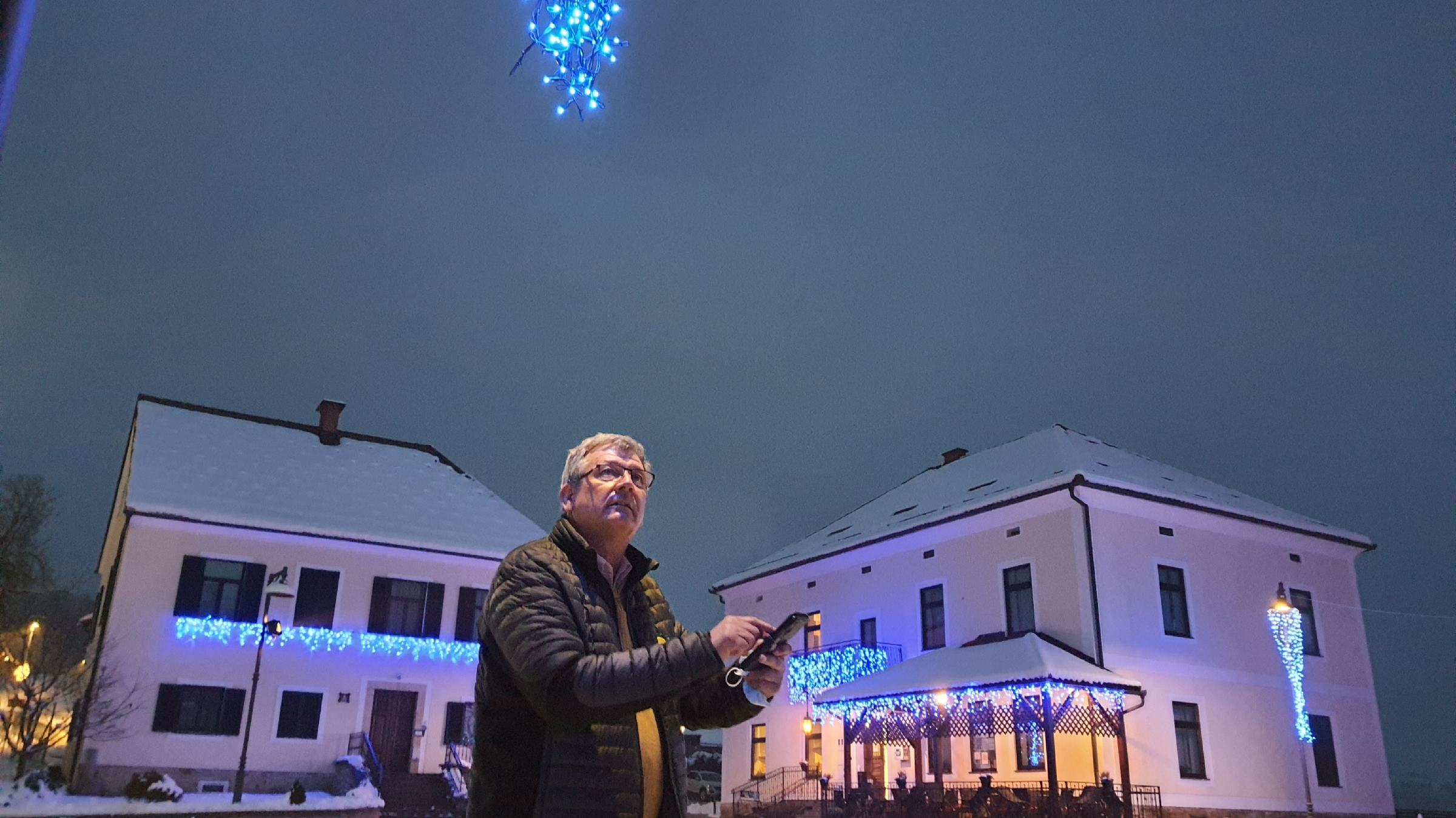 FOTO: Jurovski župan na osredjem trgu prižgal novoletne lučke