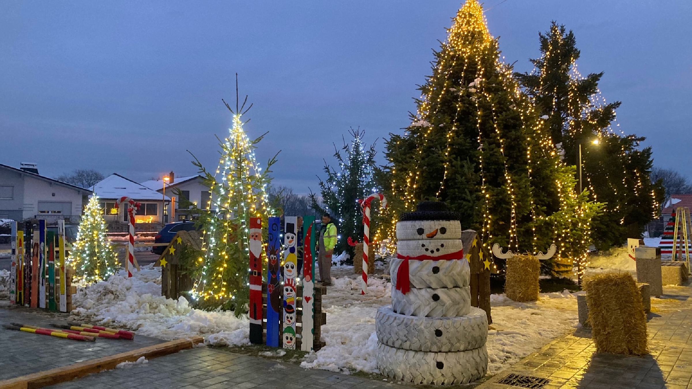 FOTO in VIDEO: Dupleška božična vas ob pomoči šolarjev že skoraj v celoti postavljena