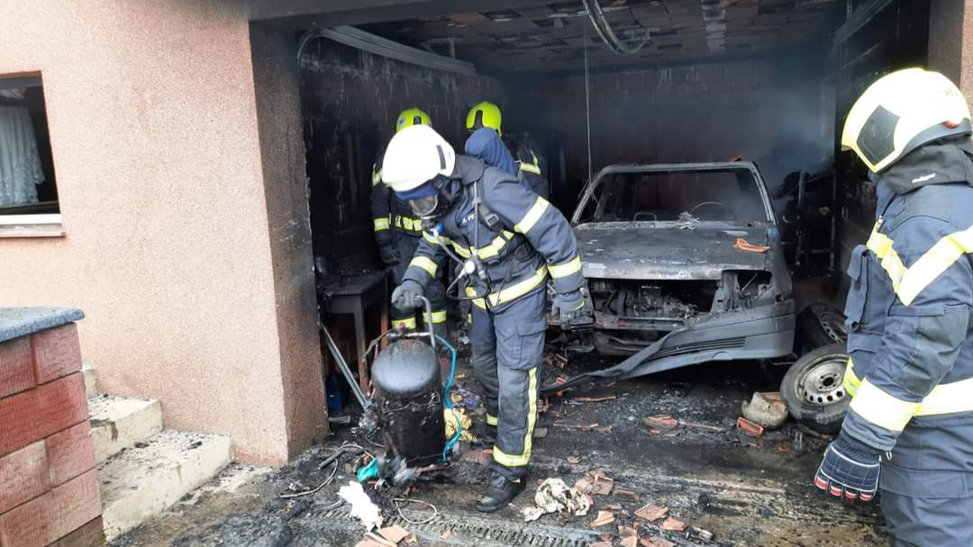 FOTO: V Benediktu v garaži zgorel avtomobil, pri gašenju se je opekel 42-letnik