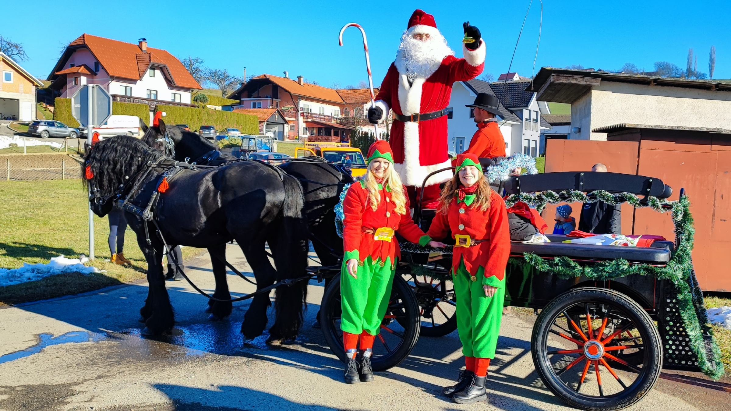 FOTO: Božiček s konjsko vprego obdaril več kot 200 otrok