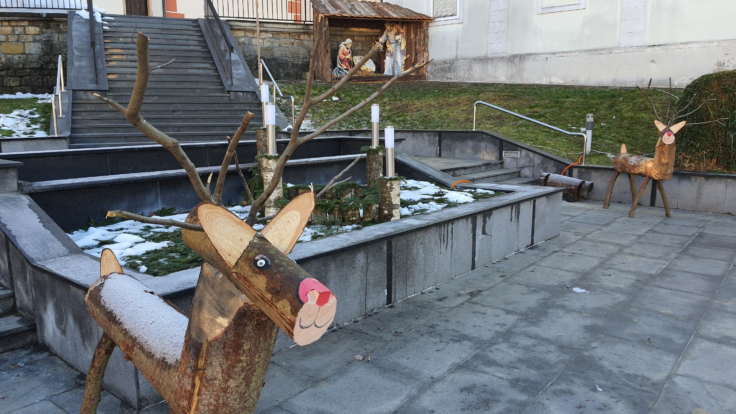 FOTO: Domači mojstri izdelali jelenčke Rudolfe in snežake