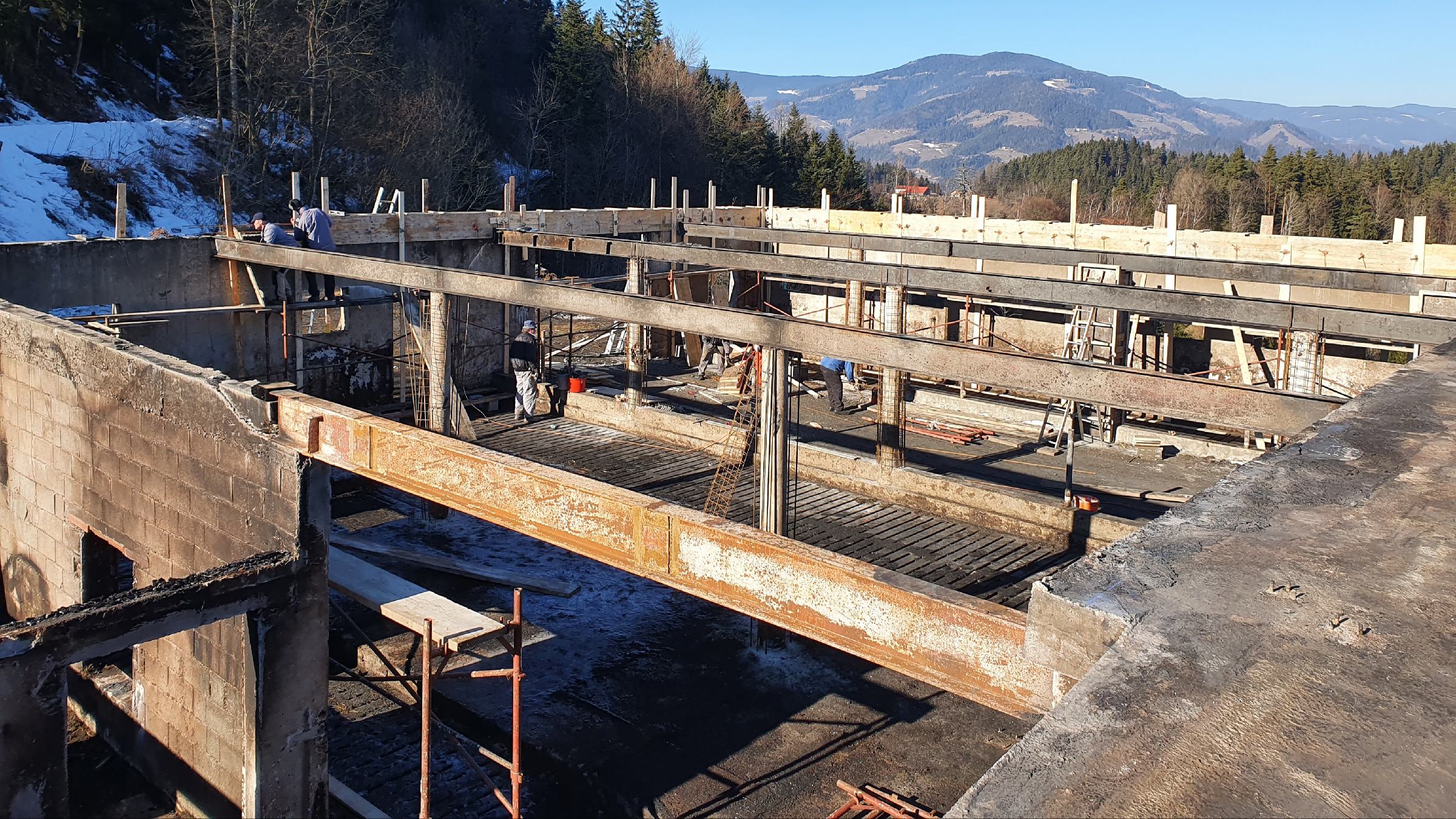 FOTO: V požaru izgubili vse, zdaj prosijo za pomoč