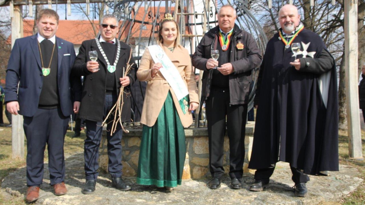 FOTO: Obrezali potomko Stare trte in podelili njene cepiče