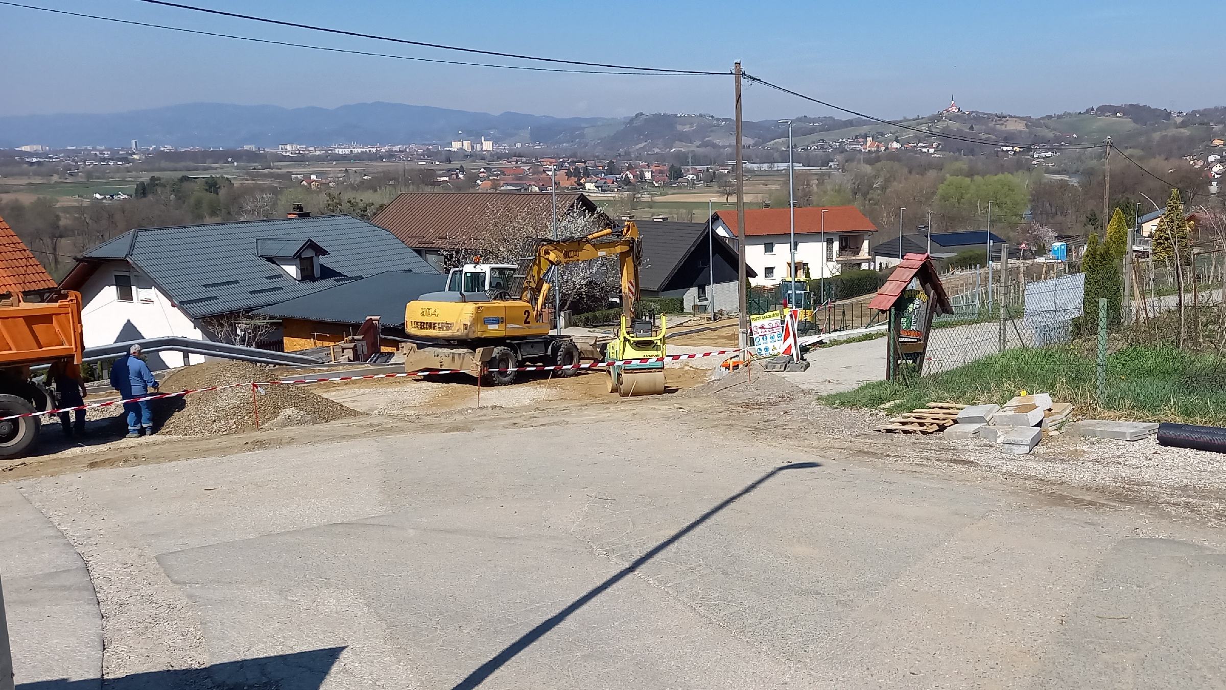 V Trčovi zaradi dolgotrajne obnove ceste odrezani od sveta, kaj pravijo na mestni občini?