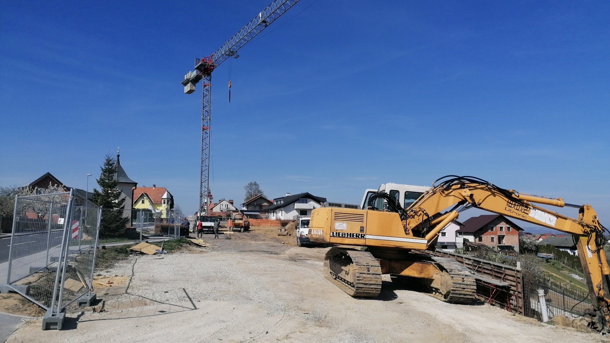 FOTO: Na Sveti Ani začeli z gradnjo novih prostorov za trgovino in samooskrbnih stanovanj