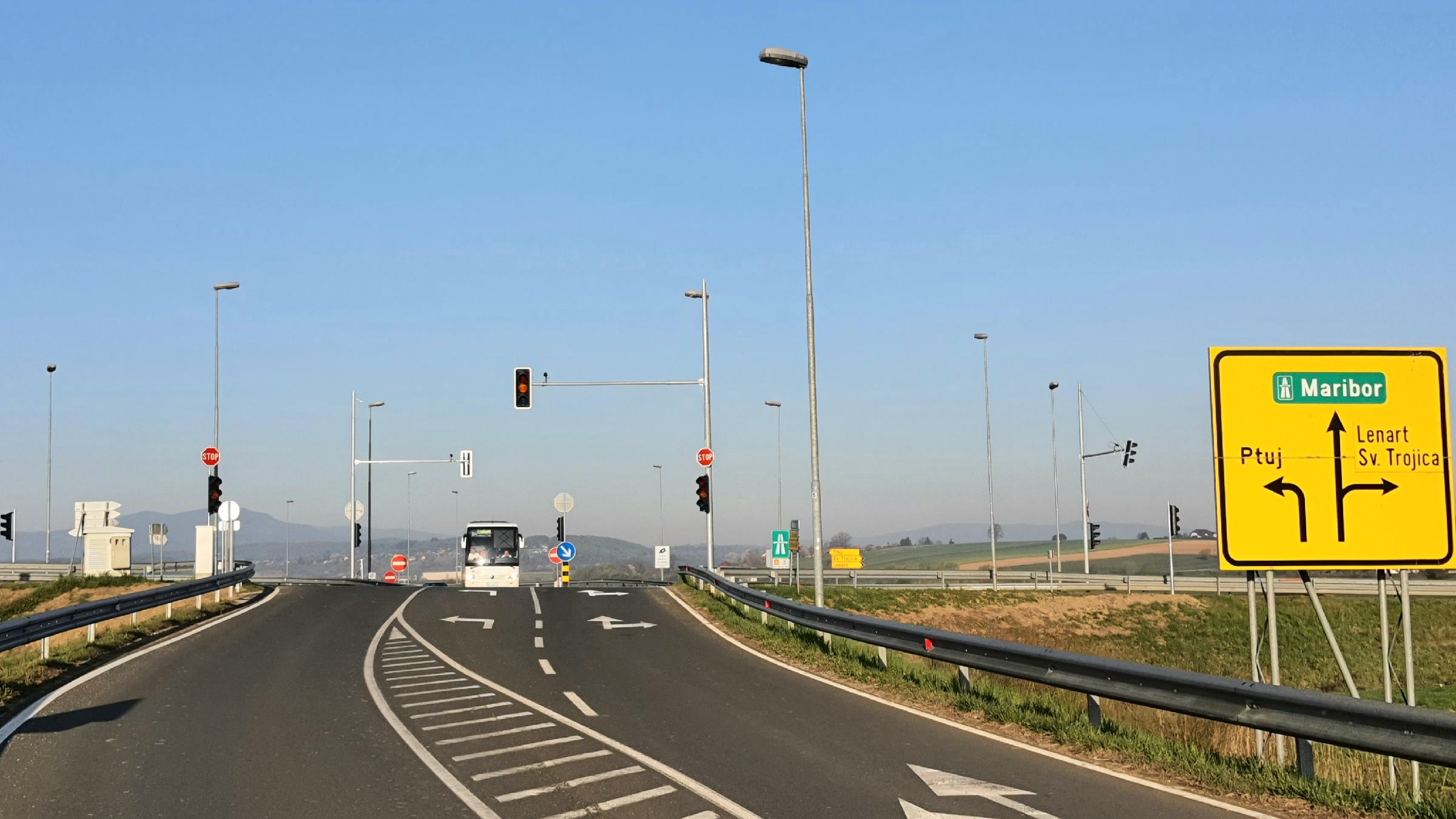 FOTO: Na avtocestnem izvozu Sveta Trojica že stojijo semaforji