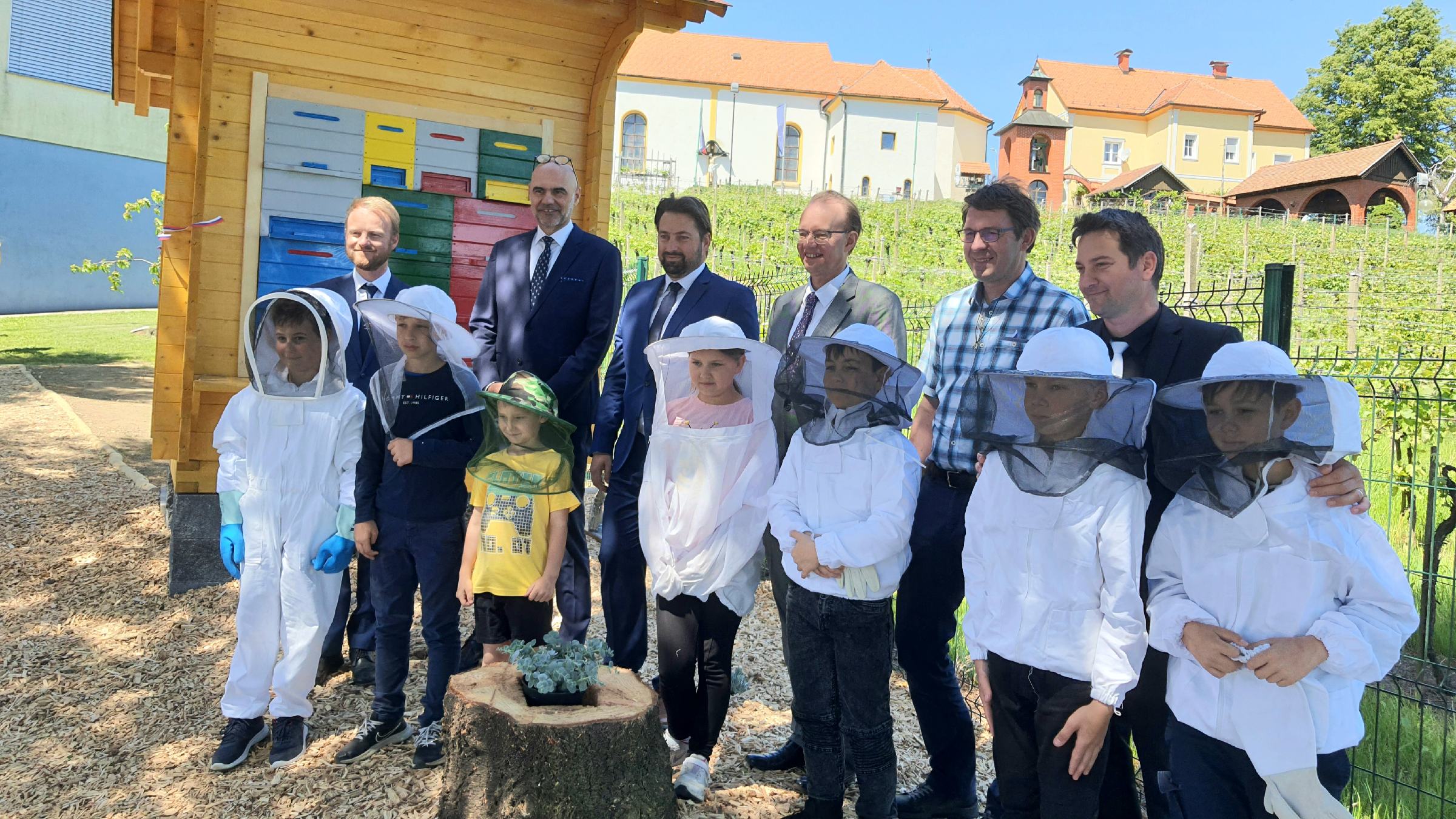 FOTO: Veleposlaništva držav Beneluksa korenški osnovni šoli podarila učni čebelnjak