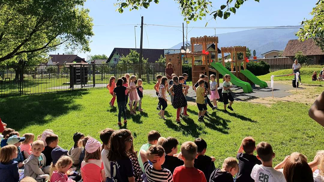 FOTO: V Selnici v družbi otrok namenu predali novo igralo pred šolo