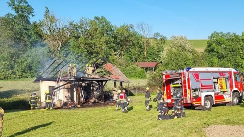 FOTO: Zagorelo v Dupleku, ogenj popolnoma uničil manjši vikend