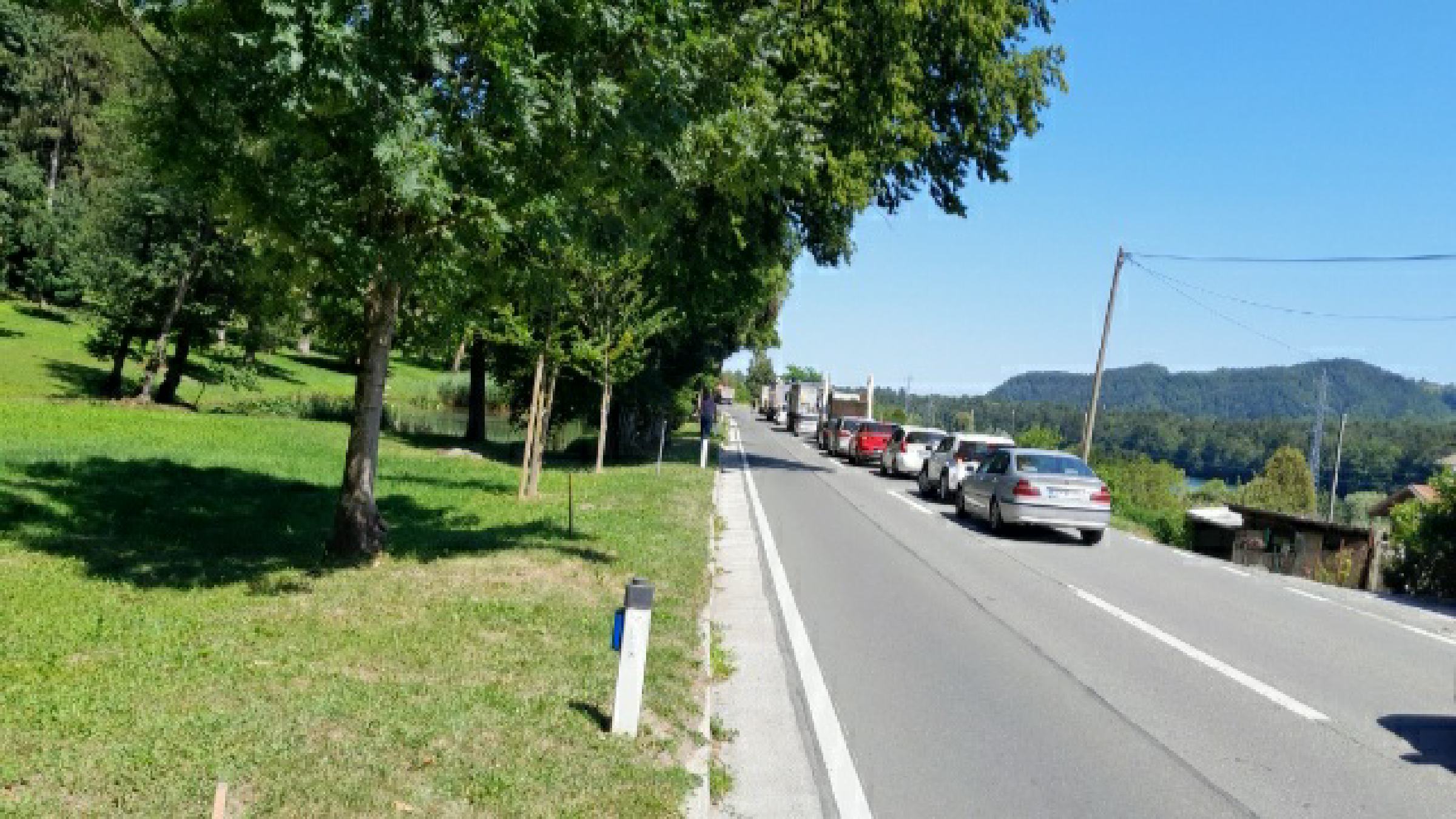 Vozniki previdno, zaradi prometne nesreče je zaprta glavna cesta proti Dravogradu