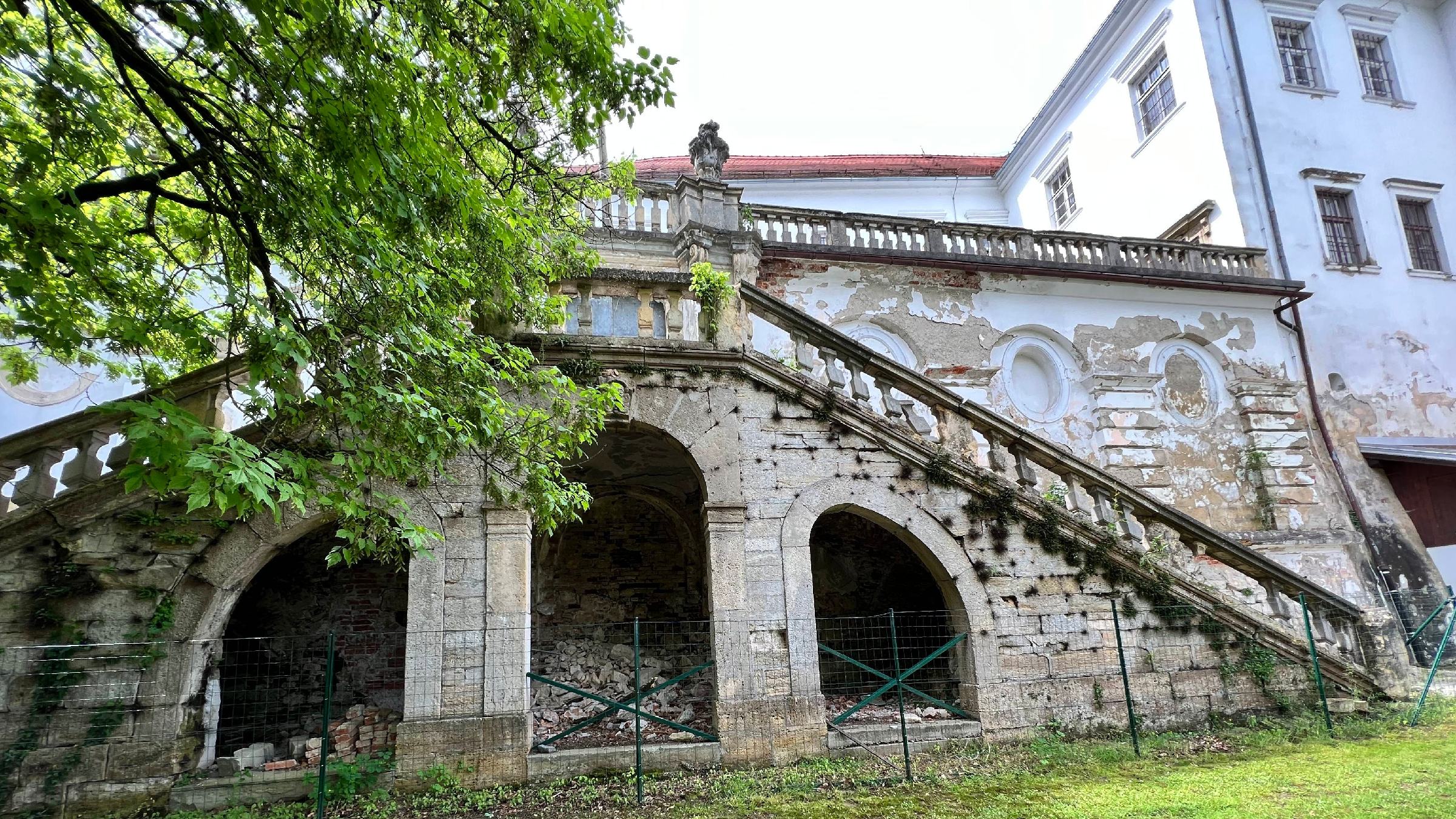 FOTO: Zavod Hrastovec bo obnavljal baročne stopnice, grad pa želi izprazniti